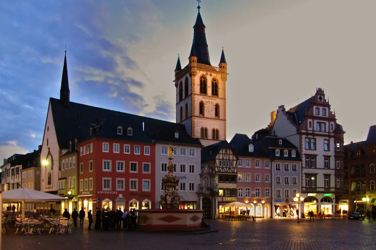 Hauptmarkt in Trier mit dem Turm von St. Gangolf in der Abenddämmerung
