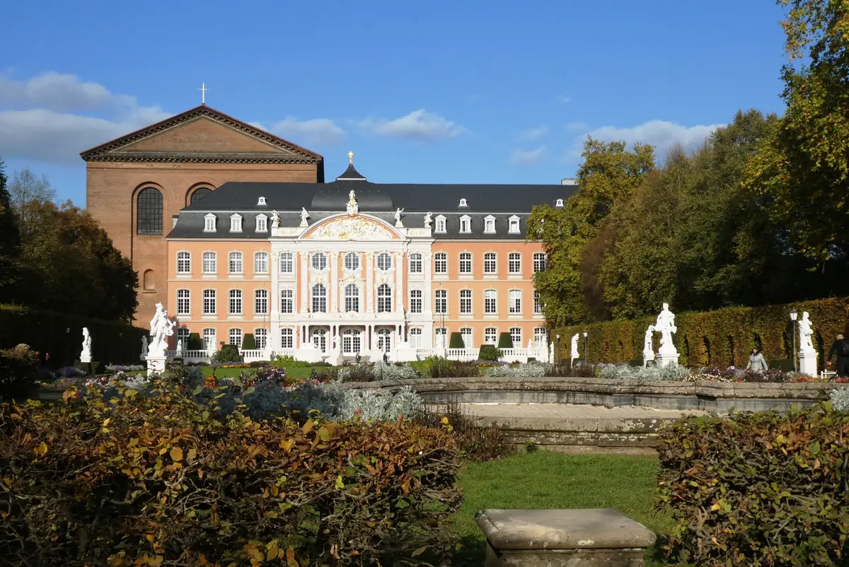 Kurfürstliches Palais und Konstantinbasilika in Trier, vom Palastgarten aus