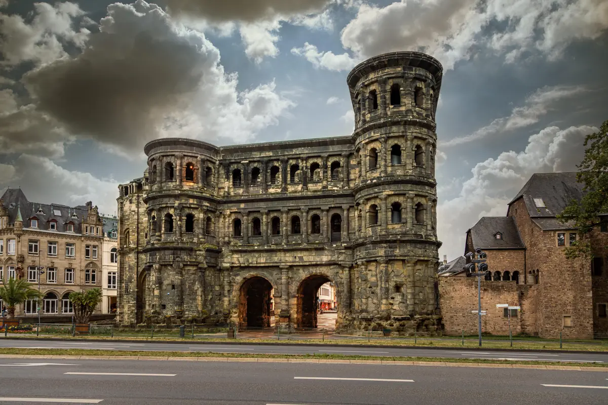 Porta Nigra in Trier unter bewölktem Himmel